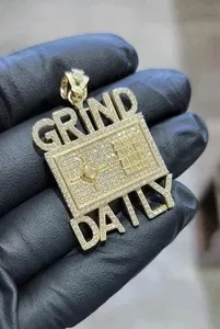 จี้สร้อยคอรูปตู้เซฟ Iced Grind Daily Safe Box เงินแท้ชุบทอง 14K ประดับเพชรโมอิสซาไนต์ สไตล์ฮิปฮอป น้ำหนัก 25 กรัม เพชร Tishya - Product Image 3