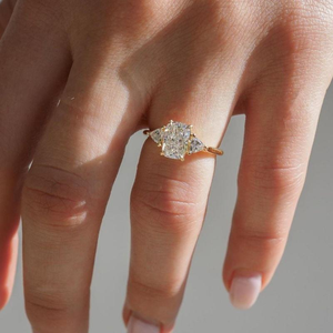 Anillo de compromiso de tres piedras de oro de 14 quilates con diamante cultivado en laboratorio de 1.5 quilates con corte cojín EF-VS1 y diamantes laterales de corte trillón, elegante. - Product Image 3