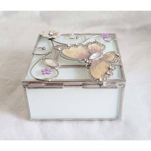 Belle boîte à bijoux carrée en verre avec cadre en métal argenté et couvercle à charnière, ornée d'un motif de papillon en émail peint à la main - Product Image 5