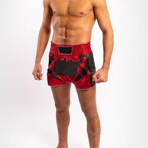 Shorts de boxe pour hommes en satin rouge et noir, taille haute, élastiques, séchage rapide, style sportif, avec logo lettre au dos - Product Image 3
