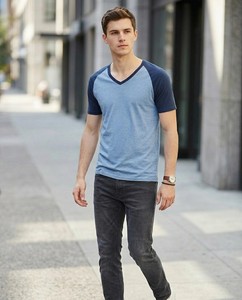 T-shirt décontracté en coton tricoté pour homme, col en V, manches raglan, bleu ciel et bleu marine contrastés, coupe classique, design uni - Product Image 2
