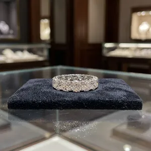 Bague éternelle de luxe en or 18 carats avec diamants taille coussin pour femme – Bijoux de mariage, de fiançailles et d'anniversaire en or de qualité supérieure - Product Image 3