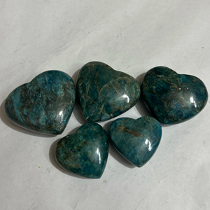 Vente en gros Apatite naturelle de haute qualité Coeur bleu Pierre de guérison décorative différentes tailles traitement poli personnalisé - Product Image 1