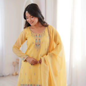Último Diseño: Conjunto Salwar Sharara Étnico Festivo Amarillo Bordado para Mujer, Ideal para Bodas y Fiestas de Otoño, con Dupatta Pesado - Product Image 1
