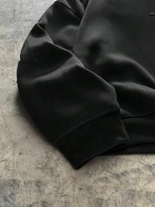 Sudadera con capucha oversize para hombre, estilo streetwear con hombros caídos, de tejido grueso, diseñada para uso casual, moda urbana y comodidad diaria. - Product Image 2