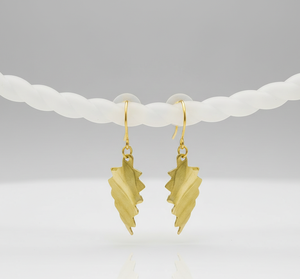 Boucles d'oreilles pendantes en laiton torsadé doré, faites à la main, avec revêtement anti-ternissement, légères, contemporaines et tendance - Product Image 5