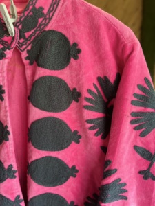 Veste bomber longue en velours tricoté à la main avec broderie pour femmes |   Doublure en coton brodée rose et noire, style ethnique bohème d'hiver - Product Image 3