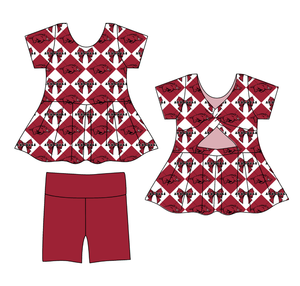 Completo Personalizzato per Bambina: Top a Maniche Corte e Pantaloncini a Quadri Rossi, Set Carino e Alla Moda per Piccole - Product Image 1