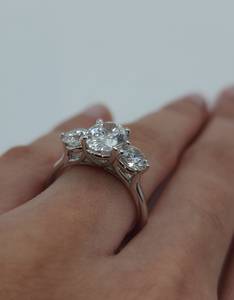 Bague de fiançailles avec diamant de laboratoire ovale de 2,55 carats, diamants blancs |   Or massif 18 carats |   Bague de mariage de luxe certifiée IGI - Product Image 4