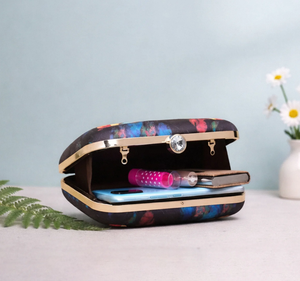 กระเป๋าคลัทช์พิมพ์ลายผีเสื้อสุดหรู โครงโลหะ ตัวกระเป๋าแข็ง ผิวสัมผัสแบบดิจิตอลซาติน พร้อมซับในผ้าไหมดิบ และตัวล็อคคริสตัล - Product Image 2