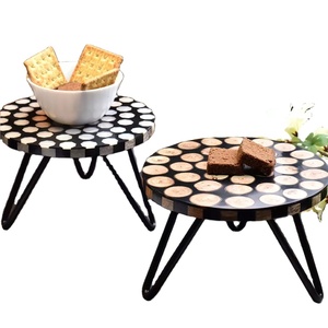 Support à gâteau élégant en résine et bois Aura Design moderne de jambe en métal pour dessert servant mariage et décoration de maison festive - Product Image 1