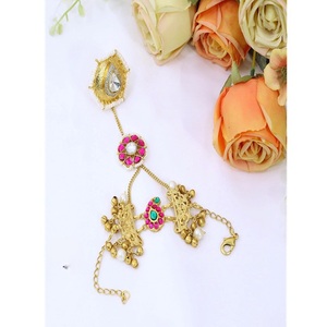 สร้อยข้อมือทองเหลืองชุบทองคุณภาพพรีเมียมประดับมุกคุณภาพสูง ดีไซน์สวยงามแบบอินเดียดั้งเดิม เหมาะสำหรับงานแต่งงาน - Product Image 1