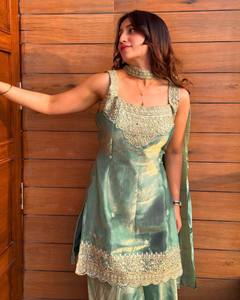 Ensemble Salwar Kameez brodé vert, robe sans manches à col carré avec châle, tenue traditionnelle indienne - Product Image 3