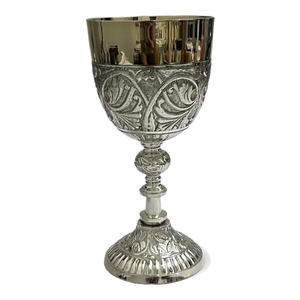 Copa de Latón Ornamentada con Grabado en Relieve y Acabado Plateado, Cáliz Decorativo Vintage Hecho a Mano, Copa de Vino de Metal, Decoración Tradicional para Mesa - Product Image 2