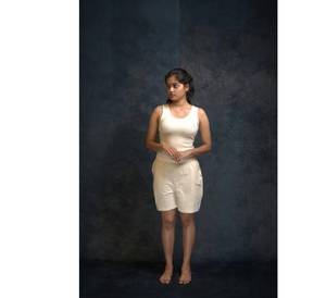 Conjunto de Ropa de Yoga para Mujer OEM, Top Deportivo sin Mangas y Pantalones Cortos de Corte Holgado, Conjunto de Top Deportivo y Pantalones Cortos para Mujer - Product Image 3