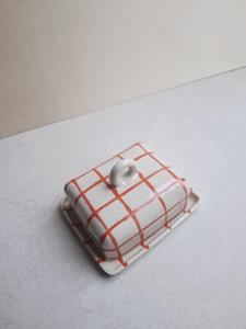 Beurrier élégant à motif quadrillé avec couvercle à anse, design compact avec plateau, finition émaillée lisse, beurrier de cuisine moderne - Product Image 6