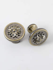 Perillas de latón de lujo adecuadas para muebles, gabinetes y cajones de primera calidad, que realzan interiores sofisticados. - Product Image 2