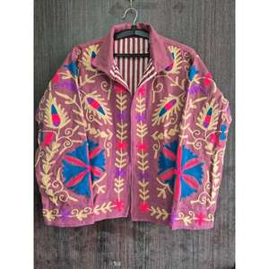 Veste matelassée de luxe en velours Suzani respirant, broderie florale tissée à la main, col montant, style bohème, manteau de créateur pour l'hiver - Product Image 3