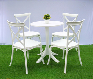 Silla de plástico moldeado estilo X-Back de color blanco, una silla cómoda y confiable para experiencias culinarias. - Product Image 1