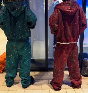 ชุดวอร์มผู้ชายสีแดงลายจุดมีฮู้ด 2 ชิ้น เสื้อซิป กางเกงเอวยางยืด ทรงหลวม สตรีทแวร์ สำหรับฤดูหนาว ความยาวเต็มตัว - Product Image 2