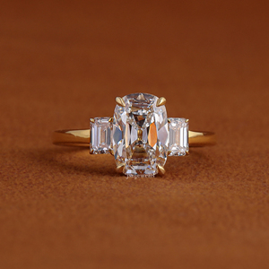Bague de fiançailles en or 14 carats avec 3 diamants de laboratoire, taille coussin au centre et pierres latérales taille baguette - Product Image 1