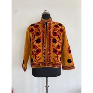 เสื้อแจ็คเก็ตกำมะหยี่สีเหลืองมัสตาร์ดพรีเมียม ปักลายดอกไม้แบบดั้งเดิม ดีไซน์เนอร์โค้ทสำหรับผู้หญิง - Product Image 1