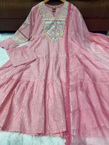Haut en coton Flex Butti avec de magnifiques broderies et un pantalon en coton Flex assorti, accompagné d'un dupatta Kota. - Product Image 6