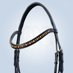 บังเหียนสำหรับขี่ม้าแบบเดรสสาจ พร้อมสายรัดจมูกแบบกว้างบุด้วยวัสดุนุ่มสองสี ทำจากหนังแท้สีดำแบบพรีเมียม ประดับด้วยคริสตัลโทแพซที่สายคาดหน้าผาก - Product Image 5