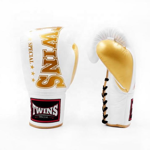 Guantes de boxeo negros con cordones, modelo Twins, con logo personalizado para gimnasio o club, para entrenamiento y sparring de Muay Thai, para boxeadores profesionales adultos. - Product Image 5