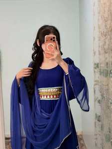 ชุดเดรสผ้าฝ้ายสีน้ำเงินสำหรับผู้หญิง แต่งชายเสื้อและขอบเอวปักลาย ทรงหลวม สวมใส่สบายแบบดั้งเดิม เหมาะสำหรับผู้ใหญ่ ใส่ได้ทุกฤดู - Product Image 3
