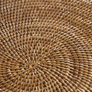 Assiette de présentation en rotin style bohème pour la mise en table, faite à la main, en fibres naturelles, ronde, pour la vente en gros - Product Image 4