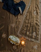 Sari en satin de soie doux Aarika Textile, élégant, orné de perles, look de créateur riche, 5,5 mètres, avec chemisier en satin, idéal pour les fêtes, sans plis