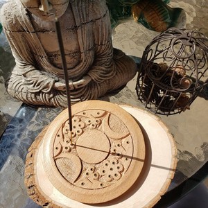 Quemador de Incienso de Madera Hecho a Mano, Diseño Redondo de Madera de Pino con Tallados Florales y de Luna, Uso Aromático para Todas las Estaciones - Product Image 6