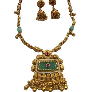 Ensemble collier et boucles d'oreilles ethniques indiens en laiton plaqué or et perles, idéal pour les mariages, les fêtes et les cadeaux - Product Image 3
