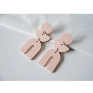 Boucles d'oreilles de luxe en résine de forme personnalisée avec crochets plaqués or, bijoux de Noël élégants faits à la main pour femmes - Product Image 6