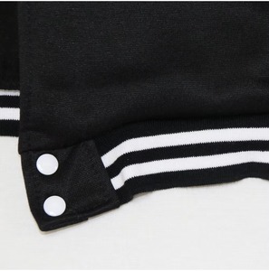 Veste universitaire en satin rouge et noir pour homme, deux tons, boutons-pression, streetwear, vêtements d'extérieur personnalisés OEM, mode - Product Image 3