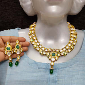 Ensemble de collier et boucles d'oreilles Kundan plaqué or 24 carats - NS498 GREEN, bijoux de mariée raffinés pour occasions spéciales - Product Image 1