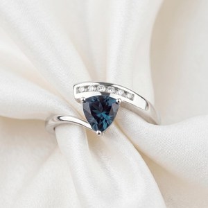 Bague croisée unique en argent 925 avec moissanite bleue taille trillon pavée, bijou de mariage raffiné pour femme, cadeau de fête - Product Image 4
