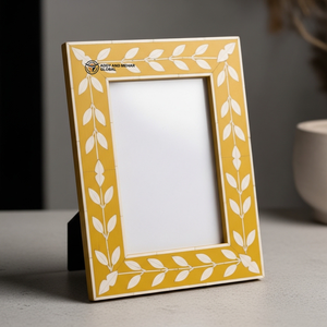 Marco de Fotos Floral Amarillo Hecho a Mano para Mesa, Marco Minimalista con Incrustaciones Florales en Acabado Amarillo - Product Image 1