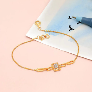 Bracelet rectangulaire serti de diamants avec chaîne en or jaune et design central à maillons ouverts structurés - Product Image 3