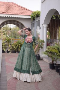 Ensemble indien pakistanais brodé vert, Anarkali Kurta et jupe plissée, tenue traditionnelle festive - Product Image 4