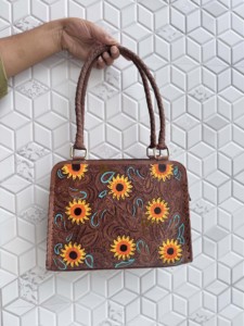 Nuevo Bolso Tote de Cuero con Grabado a Mano, Estilo Bohemio, Diseño de Girasol Vintage, Hecho a Mano, Elegante - Product Image 1