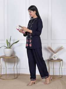 Ensemble coordonné haut de gamme pour femme, bleu marine, broderie florale, haut boutonné avec pantalon assorti, tenue décontractée ethnique pour tous les jours - Product Image 4