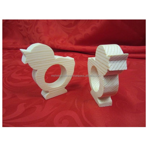 Anneaux de serviette chauds d'usine canard et ronds de serviette carrés en bois dans la table à manger de restaurant à la maison - Product Image 3