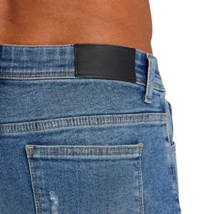 Jeans ajustados para hombre, estilo desgastado, color azul medio, denim resistente, estilo urbano, corte ajustado, con rotos, cómodos, pantalones para uso diario en oferta. - Product Image 3