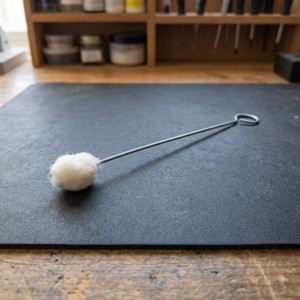 Applicateur en laine AA0260 |   Applicateur artisanal en laine fait main avec fil de fer, outil de bricolage, fond vert - Product Image 2