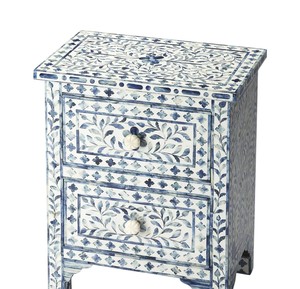 Meubles de chambre à coucher modernes et luxueux, avec une table de chevet en nacre bleue et blanche à motifs floraux, dotée de deux tiroirs et de poignées. - Product Image 1