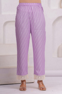 Elegante Conjunto de Kurti y Pantalón de Rayón para Mujer |   Conjunto de Kurta Morado Estampado de Corte Recto - Product Image 6