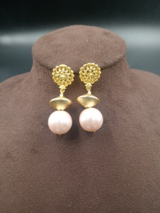 Boucles d'oreilles pendantes en laiton plaqué or Amaira Jewels, serties de perles naturelles, style vintage, pour femmes, occasions spéciales - Product Image 4