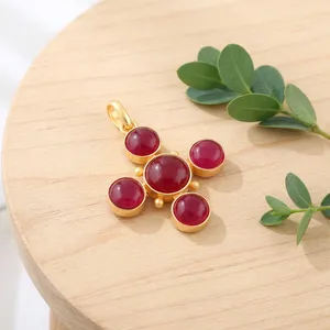 Colgante de cruz de lujo estilo clásico chapado en oro macizo de 18k con gemas naturales de rubí y jade, antideslustre, para mujer - Product Image 3